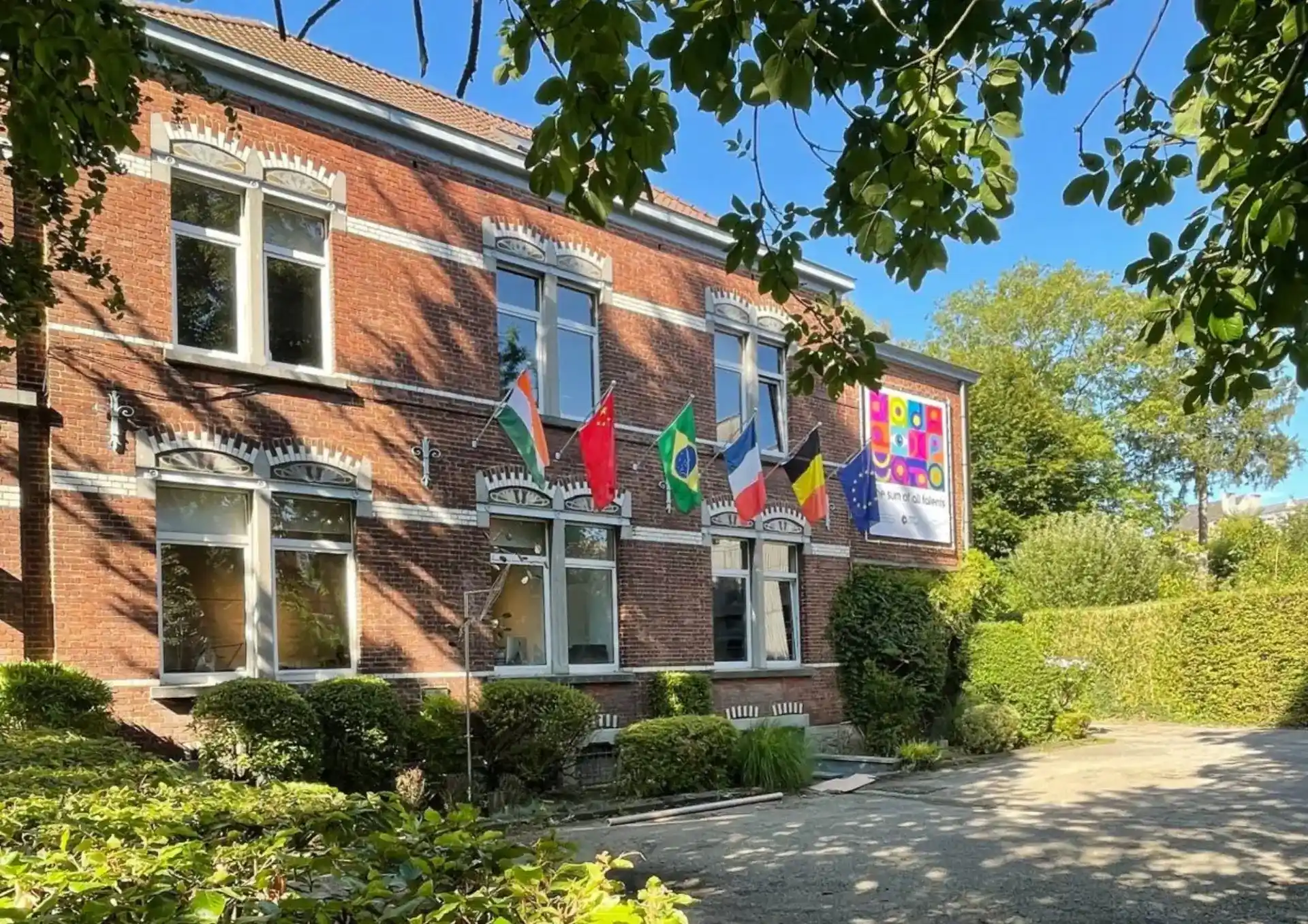 CAD Cafeteria — exterior view of the Collège CAD building